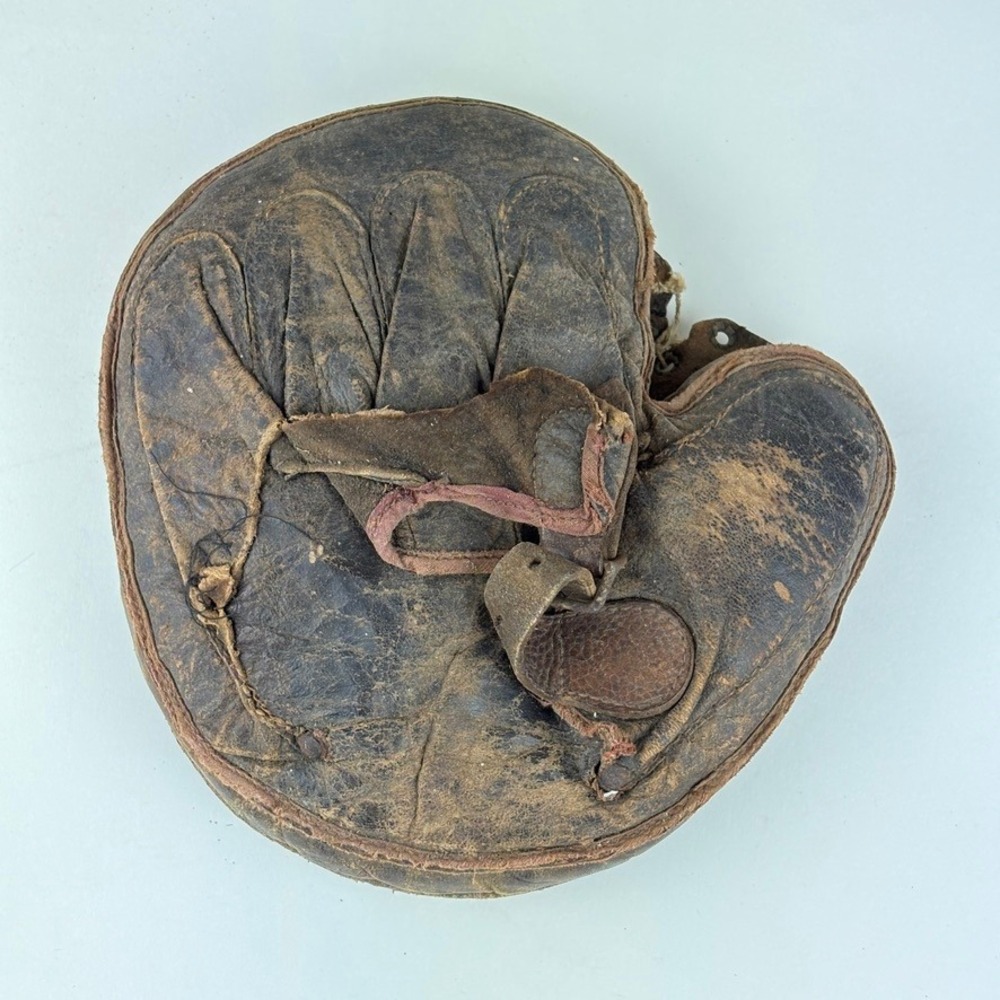 1920s Antique Leather Catcher's Mitt Fully Paded Pillow Style‎